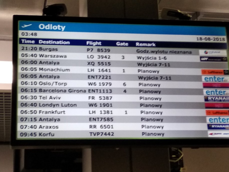 Wciąż nie wiadomo, kiedy samolot poleci do Burgas /Turyści czekający na lot w Burgas /Gorąca Linia RMF FM