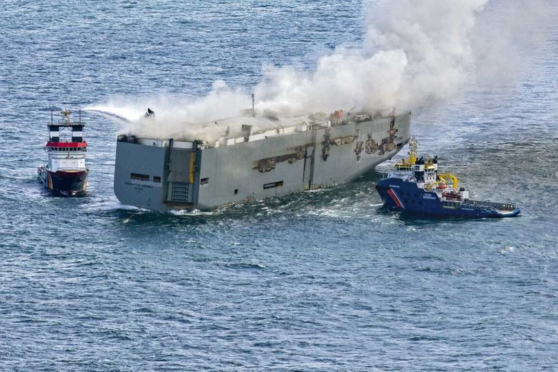 Wciąż trwa akcja gaszenia statku transportowego Fremantle Highway /Flying Focus BV/HOLLANDSE HOOGTE /East News