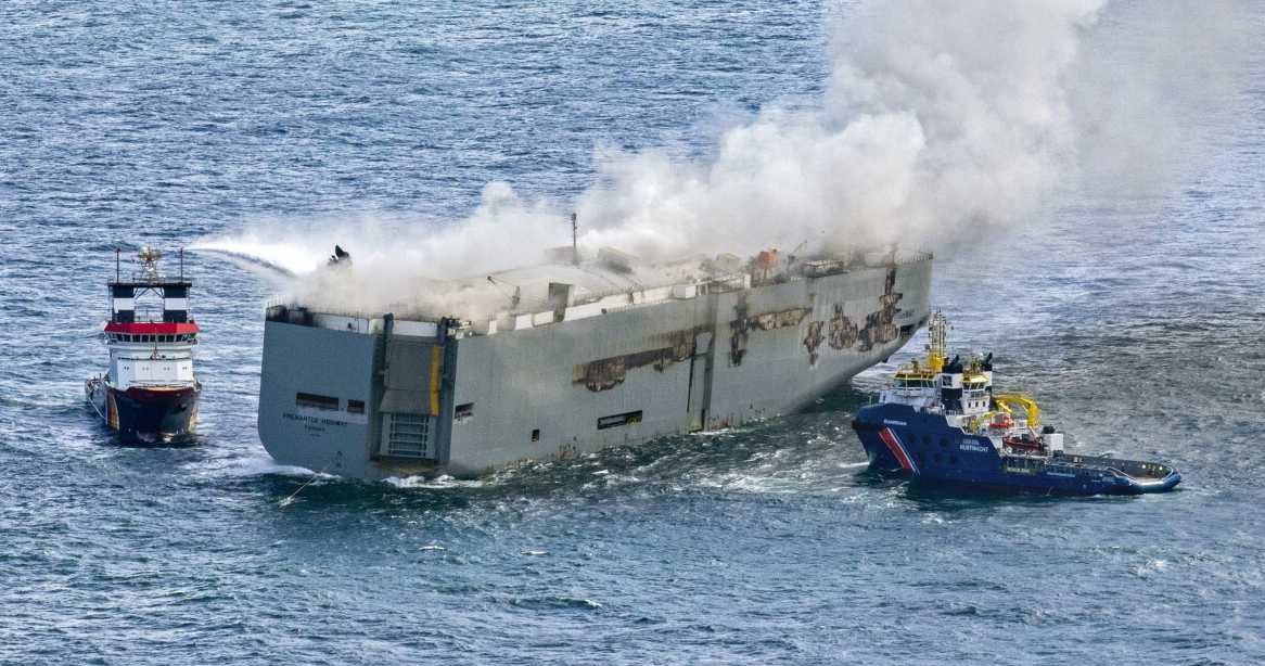 Wciąż trwa akcja gaszenia statku transportowego Fremantle Highway /Flying Focus BV/HOLLANDSE HOOGTE /East News