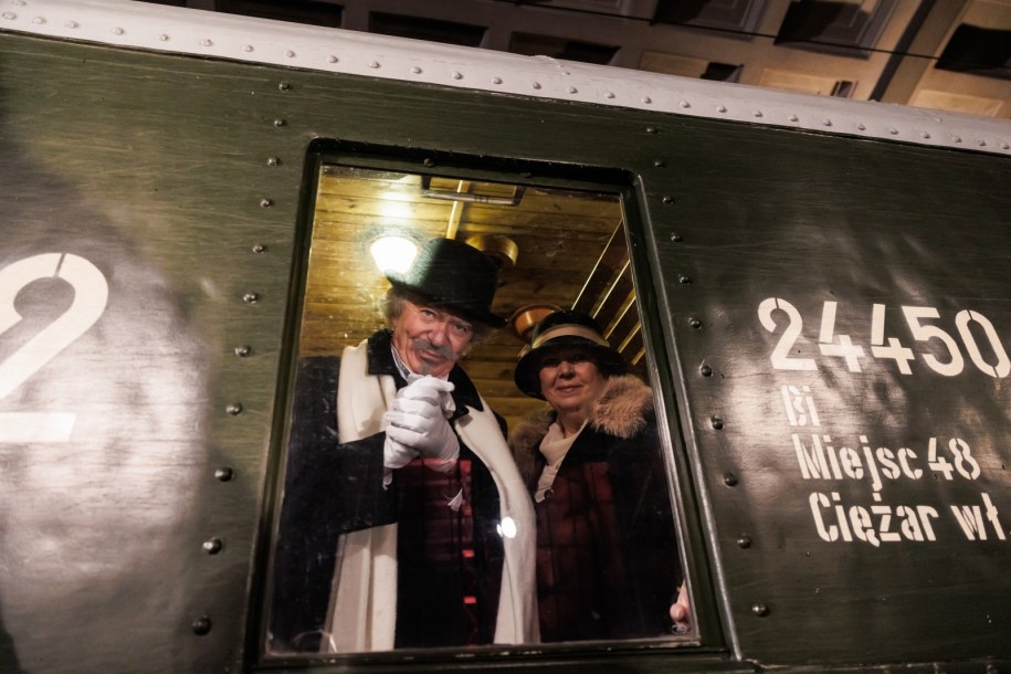 Wcielający się w rolę Paderewskiego poznański aktor Andrzej Lajborek (L) podczas tradycyjnej inscenizacji przyjazdu Ignacego Jana Paderewskiego na dworzec kolejowy w Poznaniu /Marek Zakrzewski /PAP