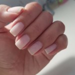 Wcieraj w paznokcie i skórki. Szybko poprawisz ich stan po hybrydzie 