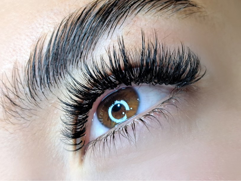 Wcieraj w rzęsy i brwi, a będą gęste i długie jak firanki. Koleżanki oszaleją z zazdrości