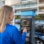 Wciskasz jeden przycisk i nie płacisz za parking. Trik z "bułką"