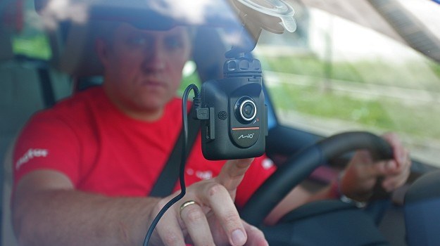Wciśnij i zapomnij. Kamera nie wymaga ingerencji kierowcy w trakcie jazdy. /Motor