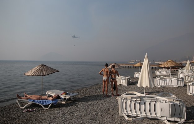 Wczasowiczów ewakuowano w sobotę z plaż łodziami ratunkowymi, gdy pożary lasów zagroziły hotelom w kurorcie Bodrum na Morzu Egejskim /ERDEM SAHIN /PAP/EPA
