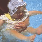 Wczesna nauka pływania korzystnie wpływa na rozwój dziecka