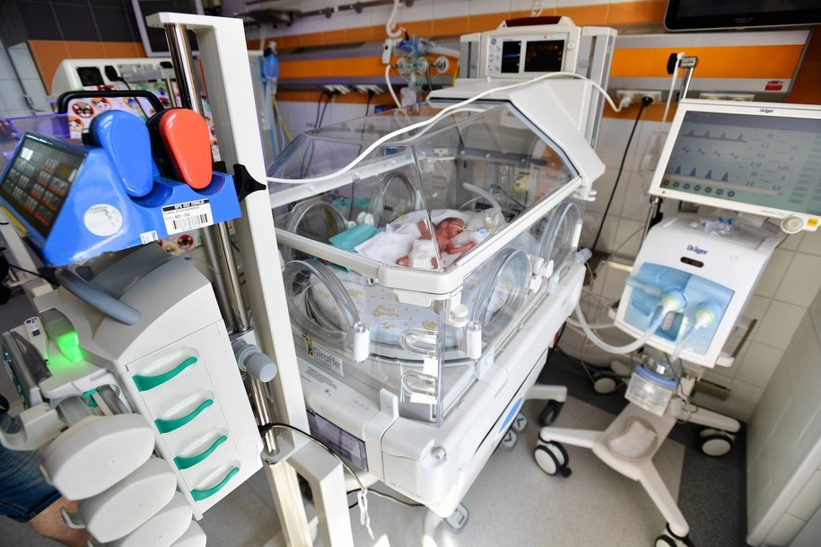 Wcześniak na oddziale Patologii i Intensywnej Terapii Noworodka w szpitalu "Zdroje" w Szczecinie / 	Marcin Bielecki    /PAP