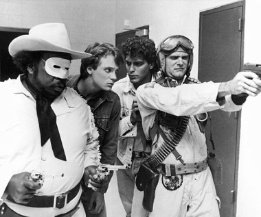 Wcześniej grywał w tak podrzędnych produkcjach kinowych, jak: "Powrót zabójczych pomidorów" (na zdjęciu), "Masakra w centrum handlowym" czy "Krwawe żniwo". Nie wszyscy pamiętają, ale Clooney ma na koncie również występ w... "Akademii policyjnej".

 