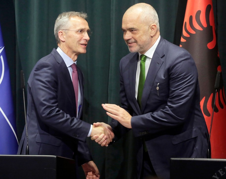 Wcześniej sekretarz generalny NATO Jens Stoltenberg spotkał się z premierem Albanii /MALTON DIBRA /PAP/EPA