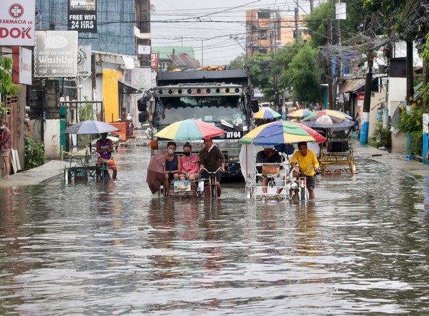 Wcześniej tajfun dotarł do Filipin /FRANCIS R. MALASIG /PAP/EPA