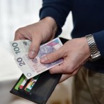 Wcześniejsza wypłata pensji. Kiedy pracownik może dostać pieniądze wcześniej?