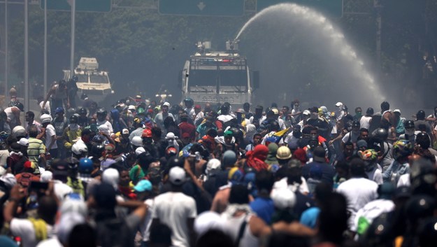 Wczoraj doszło do starć w Caracas między zwolennikami Guaido a siłami wiernymi Maduro, w których jedna osoba zginęła, a ponad 100 zostało rannych /Miguel Gutierrez /PAP/EPA
