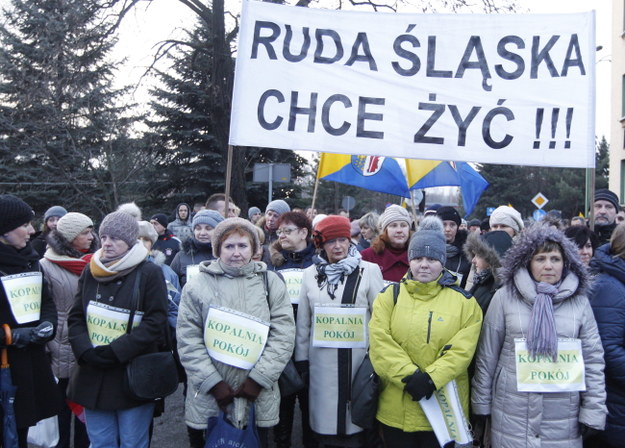 Wczoraj mieszkańcy Rudy Śląskiej przemaszerowali ulicami miasta w proteście przeciwko likwidacji kopalń /Andrzej Grygiel /PAP