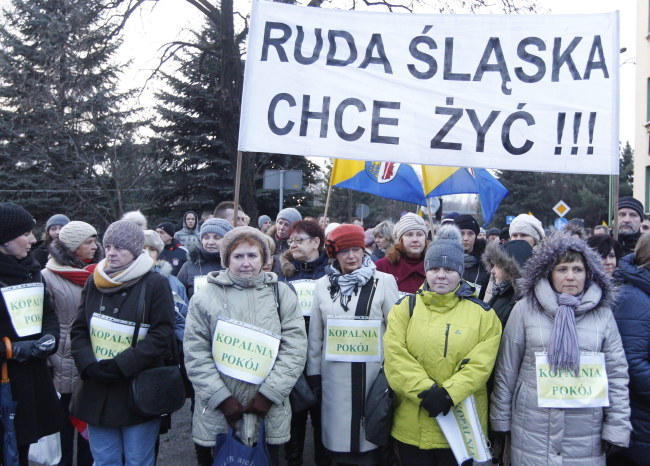 Wczoraj mieszkańcy Rudy Śląskiej przemaszerowali ulicami miasta w proteście przeciwko likwidacji kopalń /Andrzej Grygiel /PAP