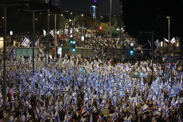 Wczoraj na ulice Tel Awiwu wyszły tysiące ludzi /ABIR SULTAN /PAP