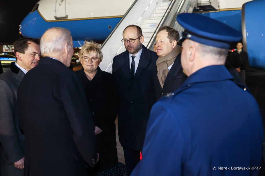 Wczoraj na warszawskim lotnisku Joe Bidena powitali w imieniu Andrzeja Dudy szef kancelarii Prezydenta RP Grażyna Ignaczak–Bandych i szef Biura Polityki Międzynarodowej Marcin Przydacz. Na miejscu był także ambasador Stanów Zjednoczonych w Polsce Marki Brzezinski.