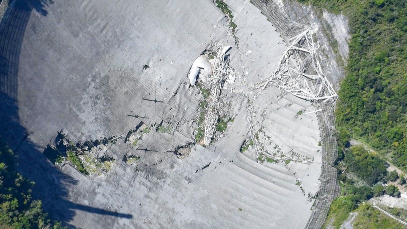 Wczoraj Obserwatorium Arecibo uległo całkowitemu zniszczeniu. Zobacz to na zdjęciach /Geekweek