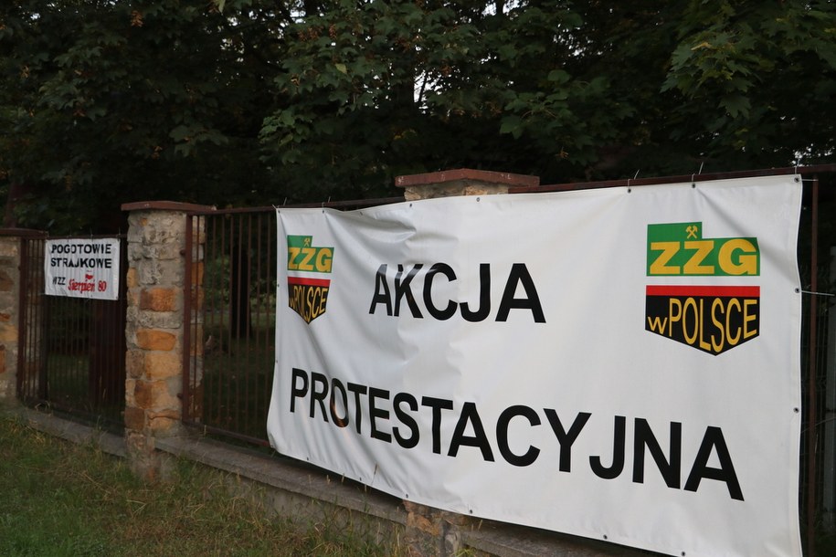 Wczoraj po zakończonej pracy na powierzchnię nie wyjechało ponad 60 górników z kopalń Ruda i Wujek. Dziś protestuje już ponad 100 /Józef Polewka /RMF FM