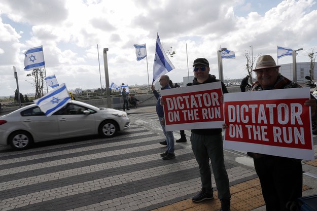 Wczoraj premier Netanjahu poleciał do Niemiec. Na lotnisku Izraelczycy żegnali go transparentami z napisami: "Nie wracaj", "Uciekający dyktator" /ATEF SAFADI  /PAP/EPA