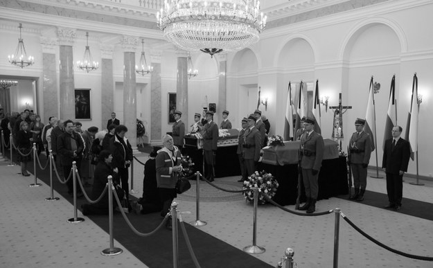 Wczoraj trumny wystawiono na widok publiczny w Pałacu Prezydenckim &nbsp; /RMF FM
