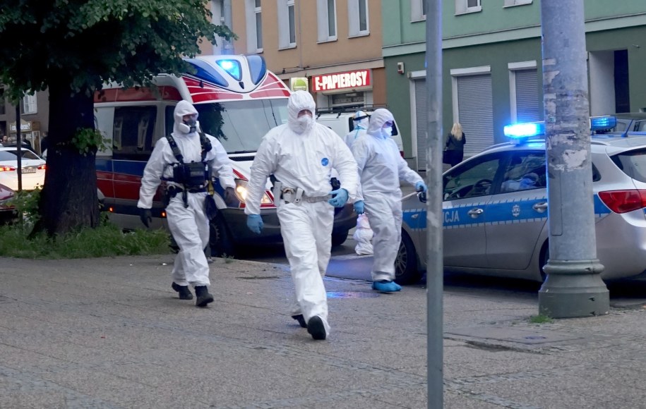 Wczorajsz akcja zatrzymania mężczyzny z objawami koronawirusa, który oddalił się ze szpitala przy Arkońskiej w Szczecinie /	Marcin Bielecki   /PAP