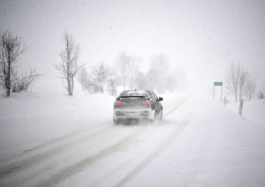 Wczorajsze intensywne opady śniegu w miejscowości Liskowate na Podkarpaciu / 	Darek Delmanowicz    /PAP