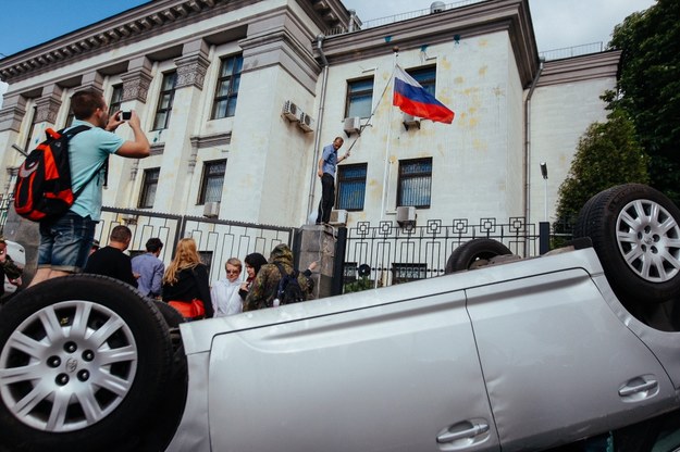 Wczorajszy protest przed ambasadą Rosji w Kijowie /ROMAN PILIPEY /PAP/EPA