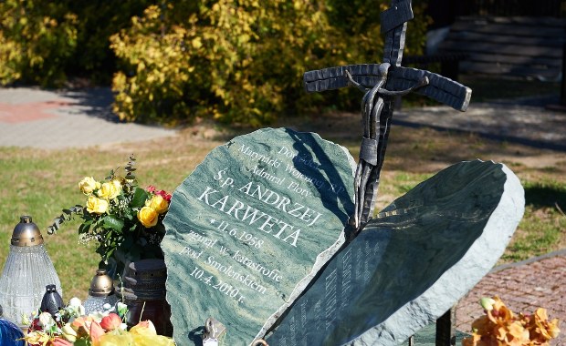 Wdowa po adm. Karwecie: W trumnie męża były też szczątki siedmiu innych osób