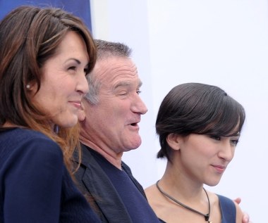 Wdowa po Robinie Williamsie (C) -Susan Schneider Williams (L) i ich troje dzieci, 26-letnia Zelda (P), 24-letni Cody i 32-letni Zach rozpoczęli po śmierci gwiazdora walkę o podział pozostawionego przez niego majątku.

"To bardzo smutne. Susan jest dobrze zabezpieczona, ale nie może pogodzić się z tym, że Robin nie zostawił jej więcej" - donosiły cytowane przez gazetę "New York Daily News" osoby z otoczenia rodziny.

Wcześniej Susan Schneider Williams kwestionowała ostatnią wolę swego męża. Sugerowała, że w pewnych miejscach jest ona "niejasna". Dzieci Robina Williamsa uważają jednak, że zapisy jasno wskazują na to, że to oni powinni stać się prawowitymi właścicielami osobistych przedmiotów należących do aktora.
 
 