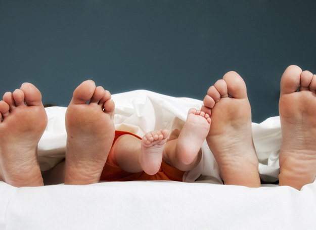 We Francji nader rzadko zdarza się, żeby maluch spał z rodzicami dłużej, po części dlatego, że sprawy między mamą a tatą nie mogą wtedy wrócić do normy. /123RF/PICSEL