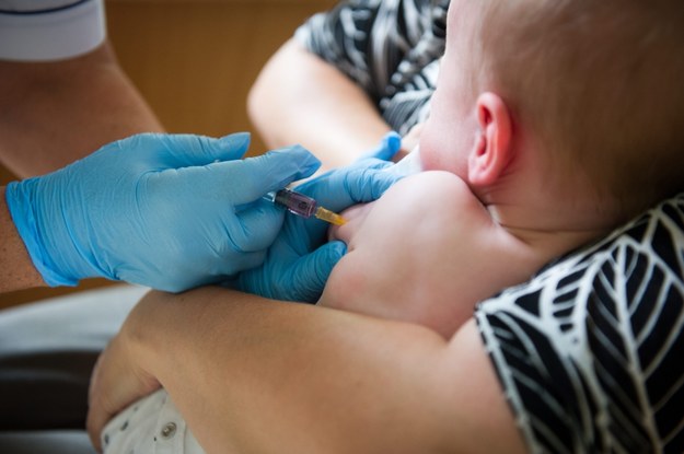 We Francji obowiazkowe sa tylko trzy szczepieonki - przeciwko polio, tężcowi i błonicy /Grzegorz Michałowski /PAP