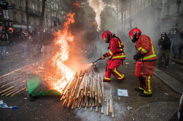 We Francji pokojowe początkowo demonstracje pierwszomajowe przekształciły się w starcia policji z anarchistami z BlackBlok i uczestnikami ruchu żółtych kamizelek /Christophe Petit-Tesson /PAP/EPA