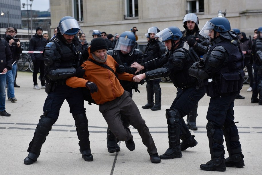 We Francji strajki trwają mimo świąt Bożego Narodzenia /	JULIEN DE ROSA /PAP/EPA