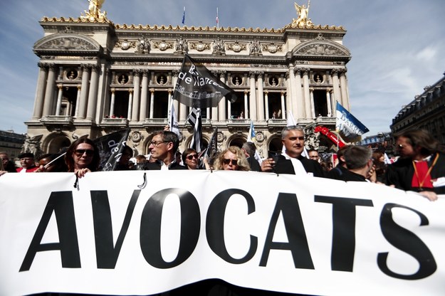 We Francji trwają protesty przeciwko zwolnieniom i reformie emerytalnej /IAN LANGSDON /PAP/EPA