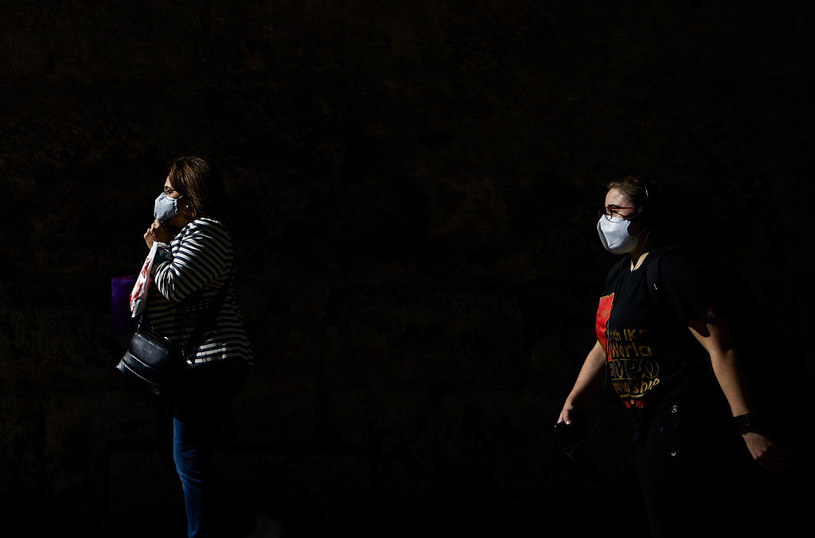 We Francji za brak maseczki grozi do pół roku więzienia, a w Anglii mandat w wysokości nawet 6400 funtów /Fermin Rodriguez/NurPhoto /Getty Images