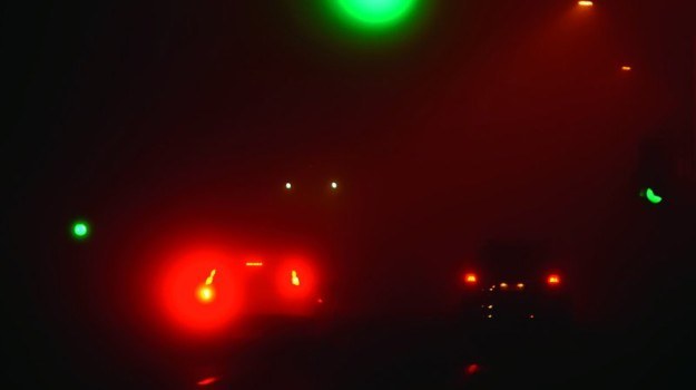 We mgle kierowcy często zapominają o włączeniu dodatkowego oświetlenia. /Motor