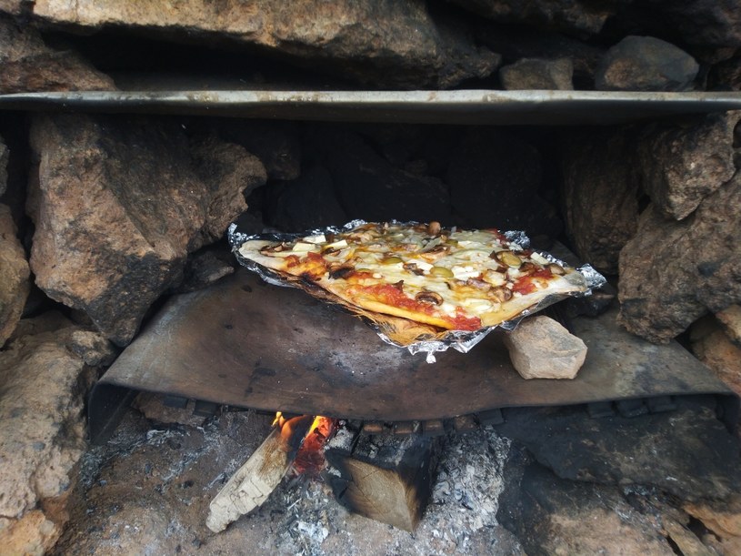 We własnoręcznie zbudowanym piecu można przyrządzić nawet pizzę /Zdzich Rabenda /materiał zewnętrzny