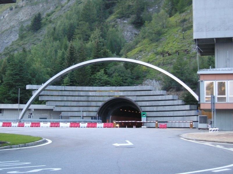 We Włoszech płatny jest też przejazd niektórymi tunelami. Na zdjęciu wjazd do tunelu pod Mont Blanc od strony włoskiej. Przejazd w dwie strony to obecnie wydatek w granicach 65 euro (ok. 280 zł). /François Trazzi /Wikimedia