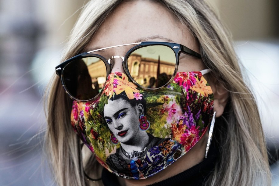 We Włoszech poluzowano część obostrzeń. Maseczki trzeba jednak wciąż nosić /Tino Romano /PAP/EPA