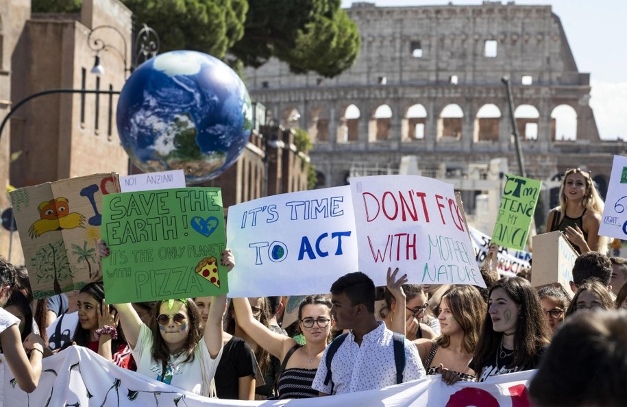 We Włoszech ponad milion uczniów wzięło udział szkolnym strajku w obronie klimatu i w manifestacjach /MASSIMO PERCOSSI /PAP/EPA