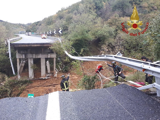 We Włoszech zawalił się wiadukt w pobliżu Savony /VIGILI DEL FUOCO HANDOUT /PAP/EPA