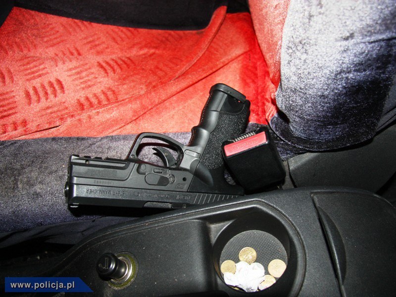 We wnętrzu auta znaleziono atrapę pistoletu /Informacja prasowa