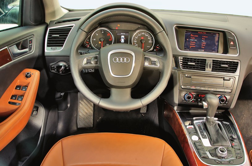 We wnętrzu wykorzystano wiele elementów znanych z innych modeli Audi. Większość egzemplarzy dostępnych na rynku wtórnym jest bardzo bogato wyposażona, ale warto wiedzieć, że te bazowe nie miały nawet multifunkcyjnej kierownicy. /Motor
