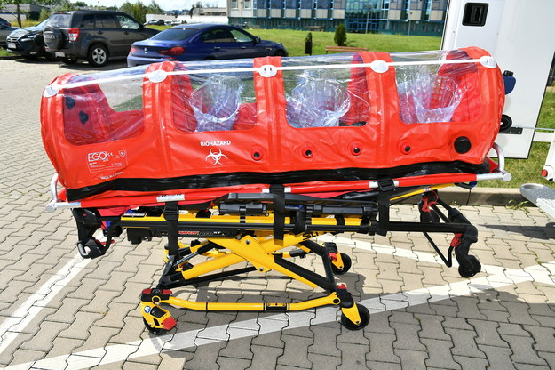 We Wrocławiu pokazano najnowocześniejszą w Polsce karetkę kontenerową. Pojazd będzie służył m.in. do przewozu pacjentów w skrajnie ciężkim przebiegu choroby COVID-19 / 	Maciej Kulczyński    /PAP