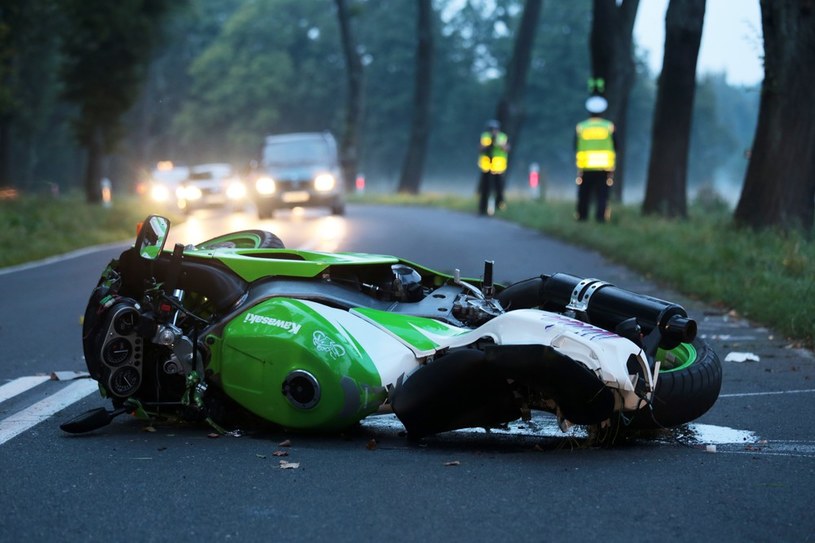We wrześniu 27-latek na Kawasaki Ninja nie opanował motocykla i zginął uderzając w trzy drzewa /Piotr Jędzura /Reporter