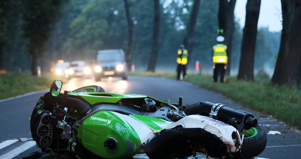 We wrześniu 27-latek na Kawasaki Ninja nie opanował motocykla i zginął uderzając w trzy drzewa /Piotr Jędzura /Reporter