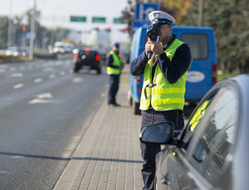 We wrześniu policjanci zatrzymali kierowcom za przekroczenie prędkości o blisko 40 proc. mniej praw jazdy niż w analogicznym miesiącu 2021 roku /Adam Wysocki/East News /Agencja SE/East News