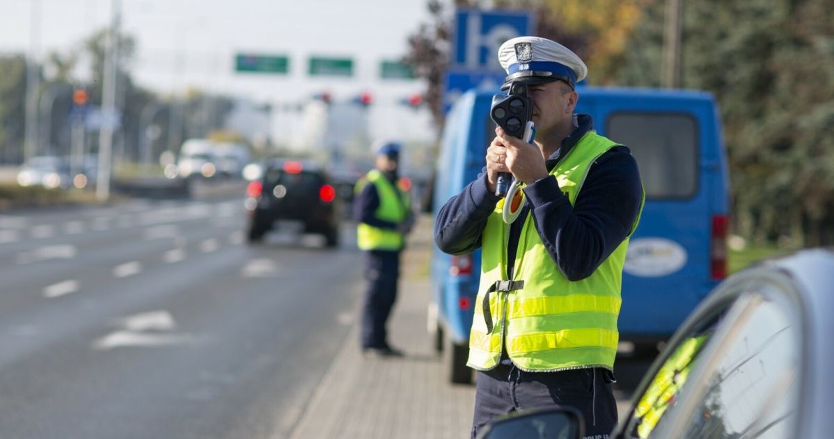 We wrześniu policjanci zatrzymali kierowcom za przekroczenie prędkości o blisko 40 proc. mniej praw jazdy niż w analogicznym miesiącu 2021 roku /Adam Wysocki/East News /Agencja SE/East News