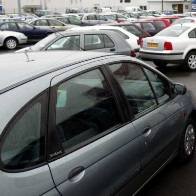 We wrześniu zaczyna się fala obniżek na auta, zarówno dla klientów indywidualnych jak i firm. /AFP