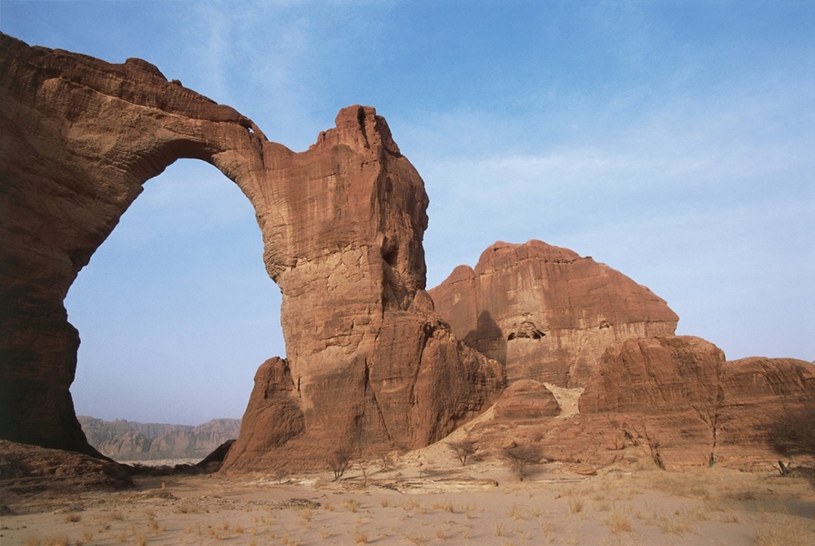 We wschodnim Czadzie, tysiące kilometrów w głąb pustkowi Sahary, leży skalny labirynt wyżyny Ennedi. Są to pozostałości ogromnego płaskowyżu, rozpościerającego się niegdyś na terytorium całego kontynentu /East News